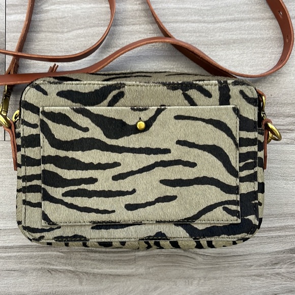 💚NWT🤎 Madewell The Transport Camera Bag: Tiger Calf Hair Edition Green Olive - Picture 4 of 12